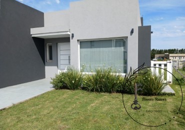 Casa de Categoria con Piscina, 3 Suites y Cochera Vidriada en Barrio Privado Tierra del Mar. VENTA