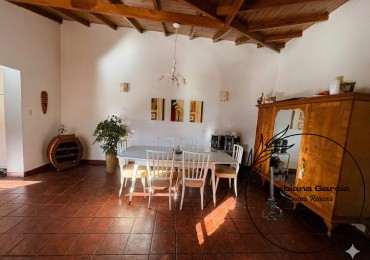 VENTA IMPECABLE CHALET RUSTICO DE 3 AMBIENTES CON GRAN PARQUE - CAISAMAR