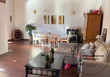 VENTA IMPECABLE CHALET RUSTICO DE 3 AMBIENTES CON GRAN PARQUE - CAISAMAR