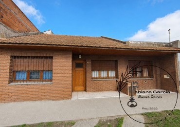 ¡Oportunidad en venta ! Chalet con quincho, 4 dormitorios y gran potencial 
