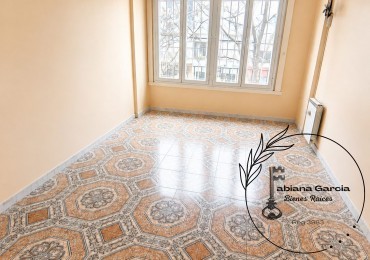 VENTA 3 Ambientes a la Calle en Esquina - Pleno Centro Comercial San Juan